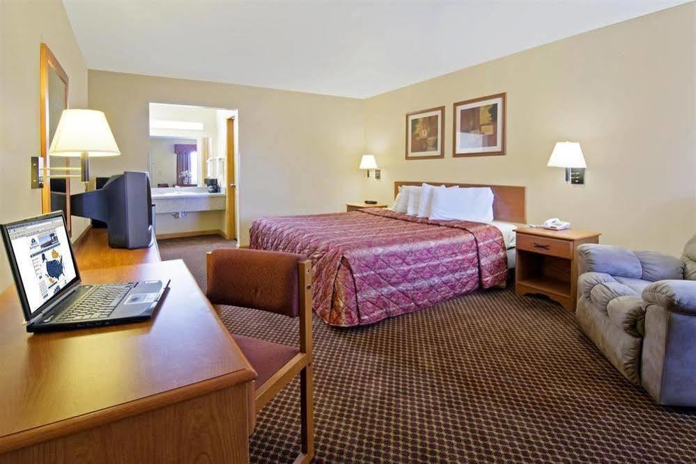 Americas Best Value Inn Bryant Room photo